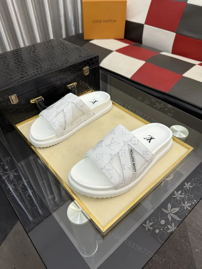 View 1 of LV 高仿 男款 拖鞋 白色鏤空設計 Monogram 簡約百搭款