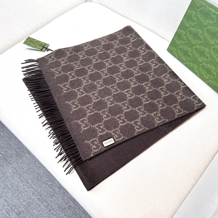 View 1 of Gucci 高仿男士圍巾 深棕雙G提花款 商務百搭風格