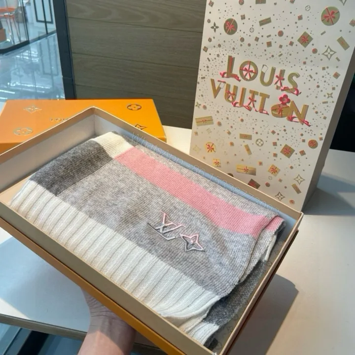 View 1 of LV A貨圍巾女款白粉灰拼色LOGO立體刺繡甜美百搭配色