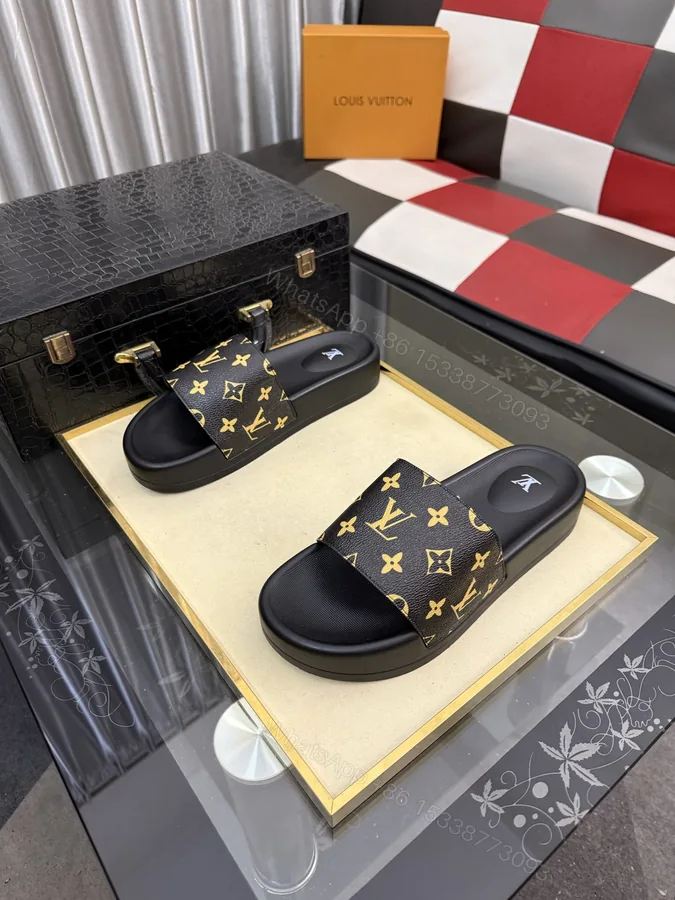 View 1 of LV 復刻拖鞋 男士黑底金字老花設計 時尚防滑舒適一字拖