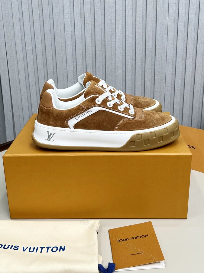 View 1 of LV A貨麂皮休閒鞋 焦糖棕撞白厚底設計 經典百搭男鞋款