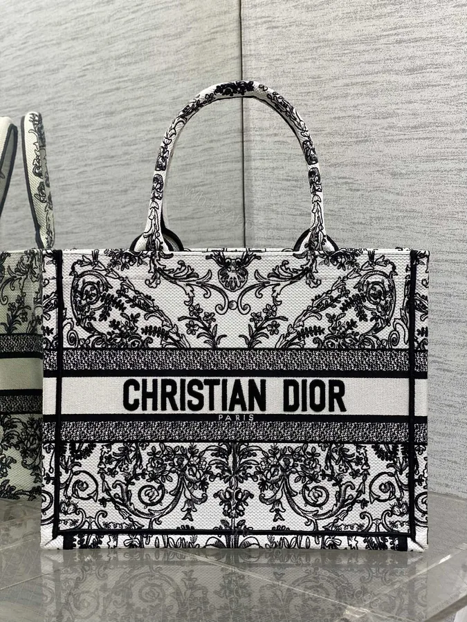 View 1 of 高仿Dior Book Tote 刺繡帆布包 黑白古典圖騰大容量手提款