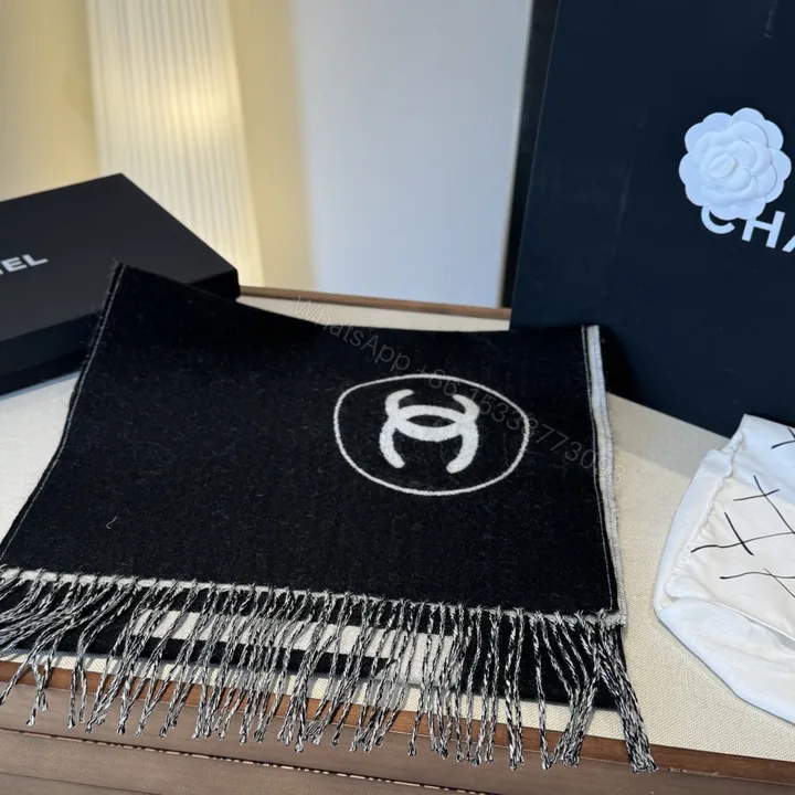 View 1 of Chanel 高仿雙C刺繡黑白圍巾 冬日經典對比色 百搭不退流行