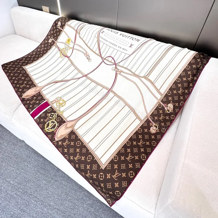 View 1 of LV 高仿絲巾 Monogram經典拼色百搭披肩