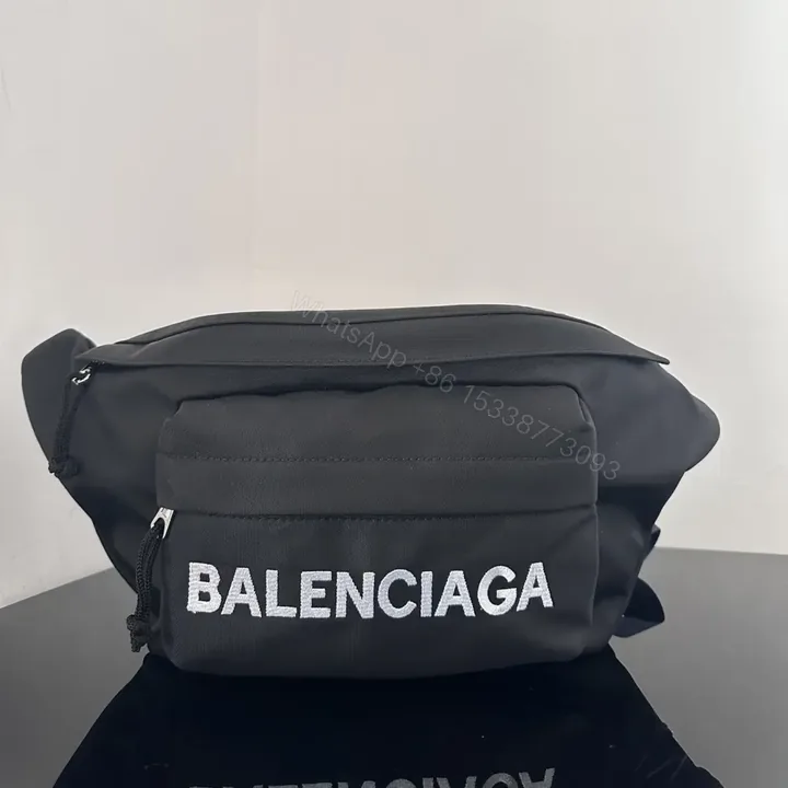 View 1 of 高仿BalenciagaWheelBeltpack系列尼龍胸包黑白色