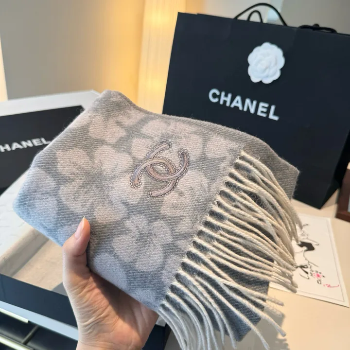 View 1 of Chanel高仿圍巾銀灰花紋刺繡雙C設計流蘇親膚保暖款
