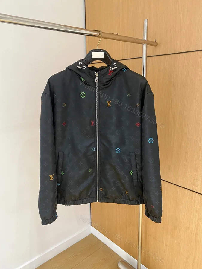 View 1 of LV A貨連帽外套 黑色彩色Monogram防風款