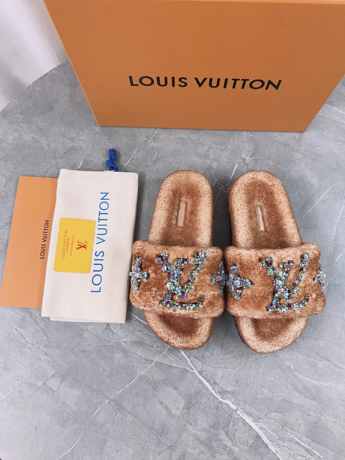 View 1 of LV 原單毛絨刺繡拖鞋 奢華亮片設計