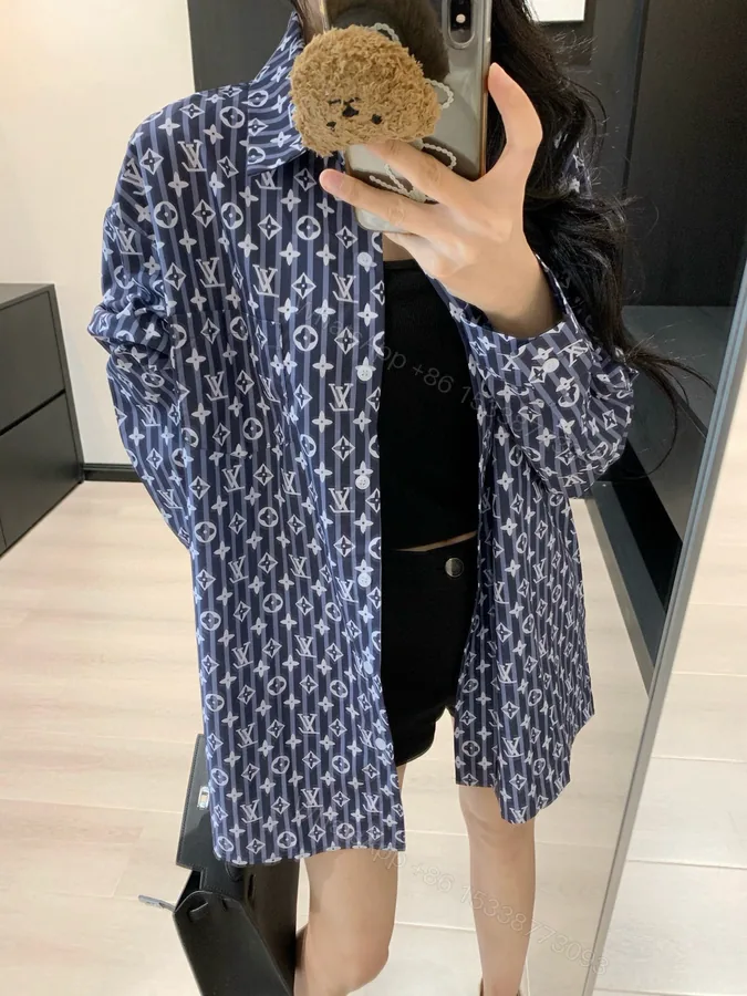 View 1 of LV 原單藍白滿印襯衫 女士寬鬆時尚休閒款