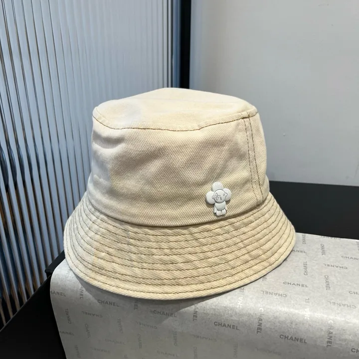 View 1 of LV 一比一米色素面漁夫帽 小花徽章設計百搭款
