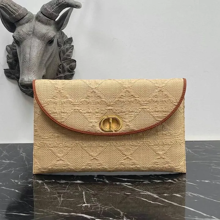 View 1 of 30 Montaigne Avenue Pouch mit Umschlagklappe