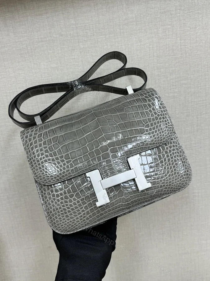 View 1 of Hermes 高仿 女款 Constance 灰色鱷魚紋斜背包 高端輕奢風