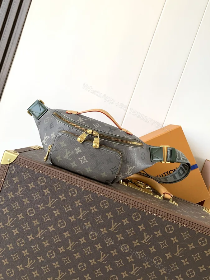 View 1 of LV 一比一 男款 Monogram 灰綠 Discovery 腰包 時尚胸包