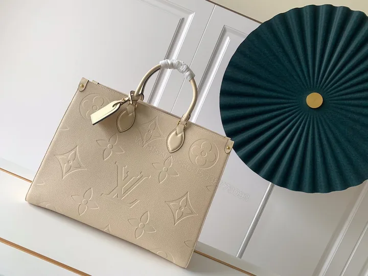 View 1 of LV A貨女款托特包米白立體壓紋簡約耐看通勤大容量
