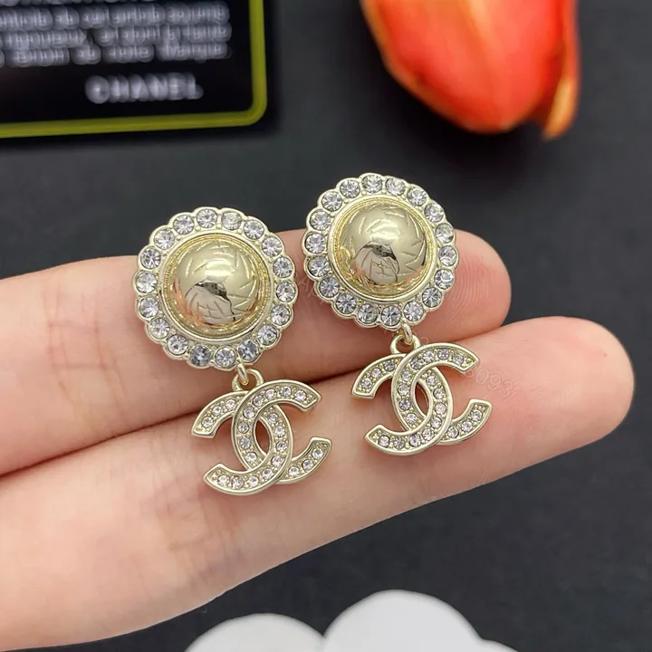View 1 of Chanel一比一仿金水鑽耳環女款雕刻垂墜款