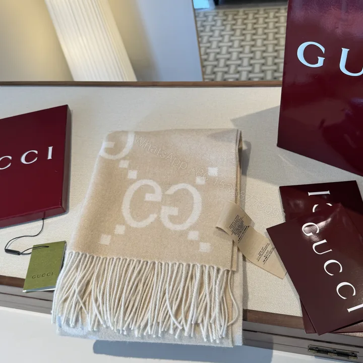 View 1 of Gucci 原單等級羊毛圍巾 女士米白款 氣質百搭