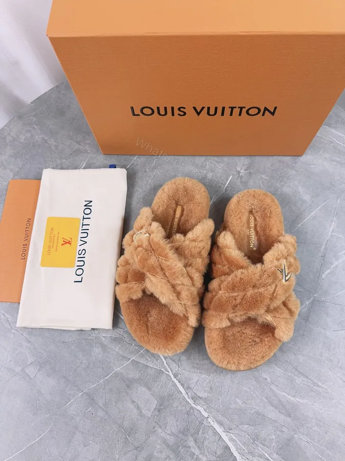 View 1 of LV 高仿毛絨交叉拖鞋 焦糖棕款 時尚保暖