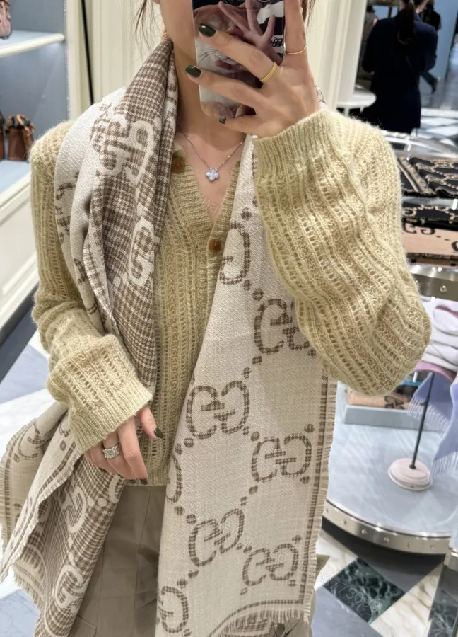 View 1 of Gucci 原單白色雙G大標識圍巾 女款氣質感時尚秋冬單品