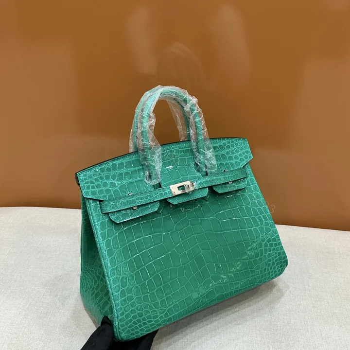 View 1 of Hermes 一比一 女款 Birkin 鱷魚紋手提包 綠松石潮流款