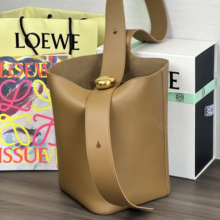 View 1 of 高仿Loewe*Bucket系列3980水桶包橡木棕色中號免檢版