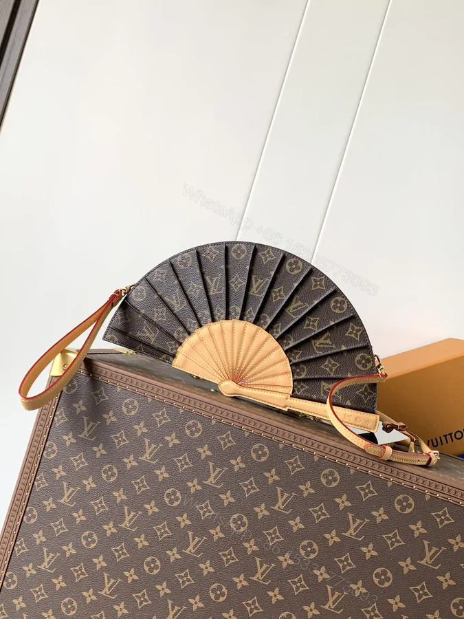 View 1 of LV 高仿扇形手拿包 Monogram 經典設計 時尚特別款