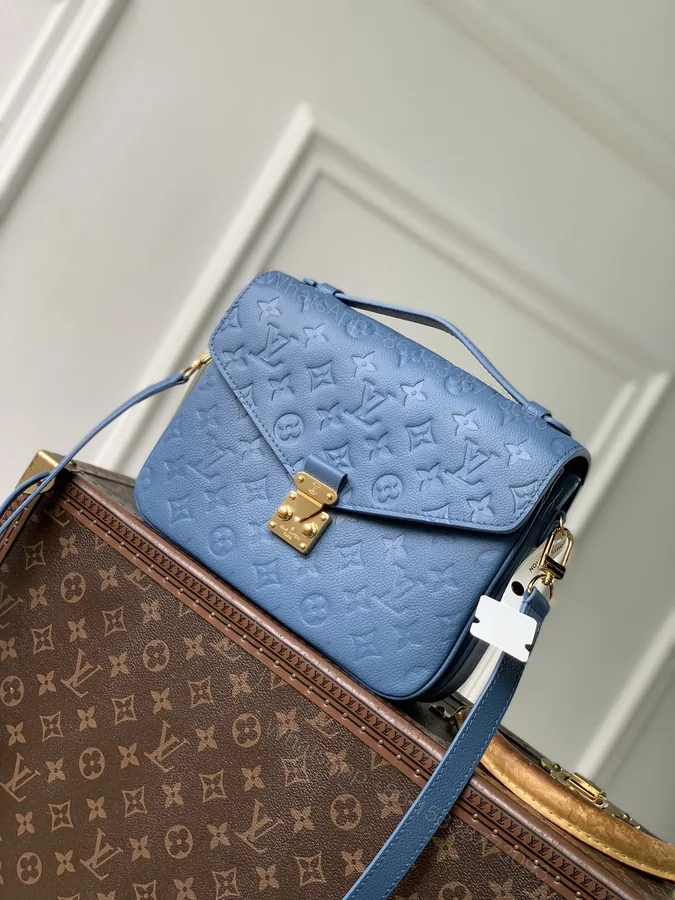 View 1 of LV 高仿 男女款 Pochette Métis 壓紋郵差包 藍色 經典百搭款
