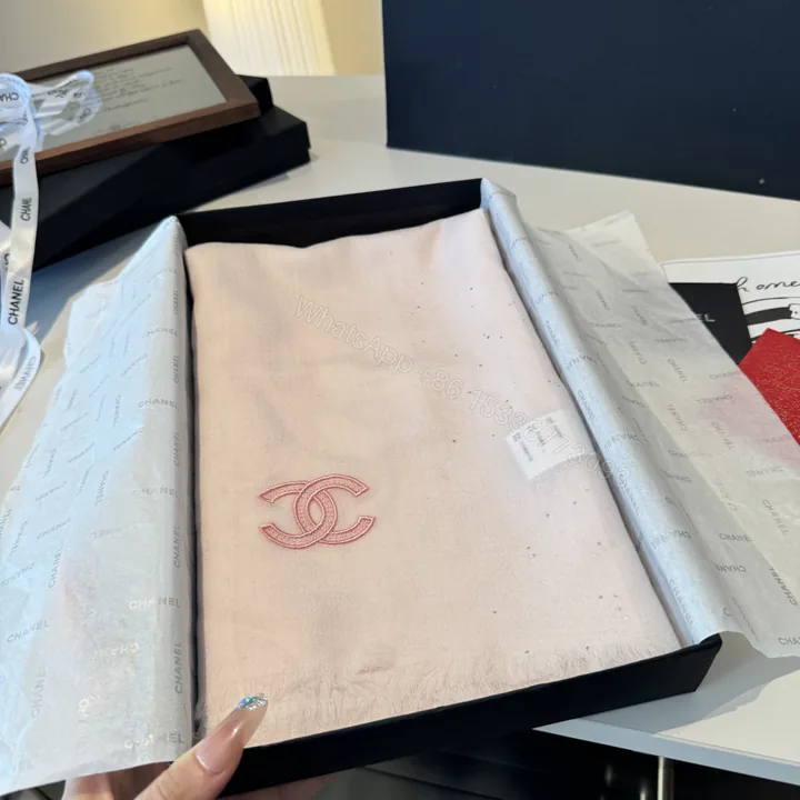 View 1 of Chanel 高仿雙C刺繡絲巾 粉紅柔霧色 輕奢質感款氣質單品