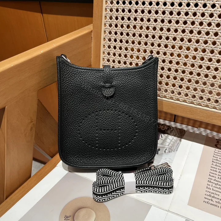 View 1 of Hermes 高仿 Evelyne Mini 斜背包 黑色 H鏤空經典百搭款