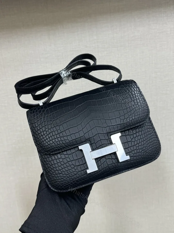 View 1 of Hermes 一比一 女款 Constance 黑色鴕鳥紋斜背包 經典百搭款