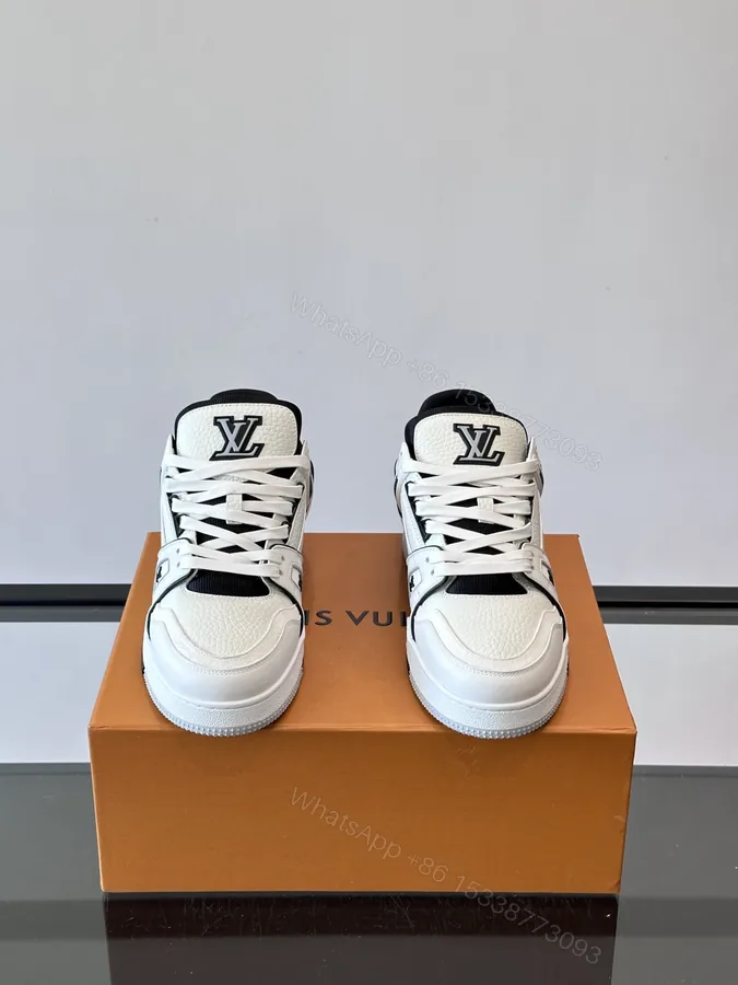 View 1 of LV 高仿 男款 全黑壓紋運動鞋 低調精品風 立體 LV 設計
