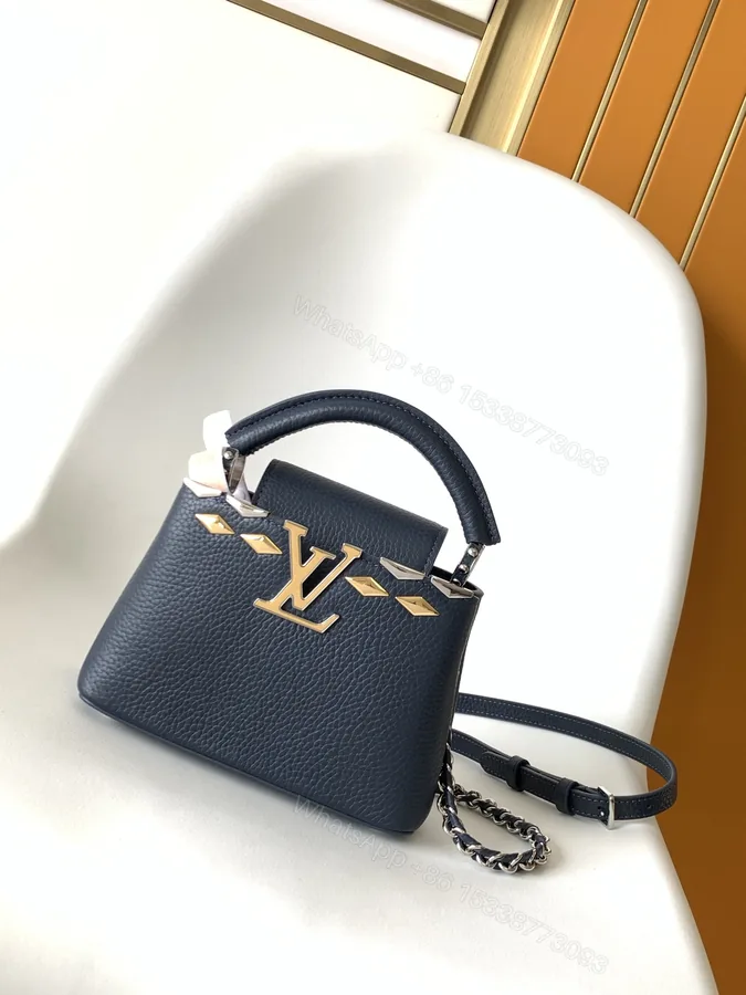 View 1 of LV一比一女款手提包黑色荔枝皮革 LV金屬LOGO百搭小包款