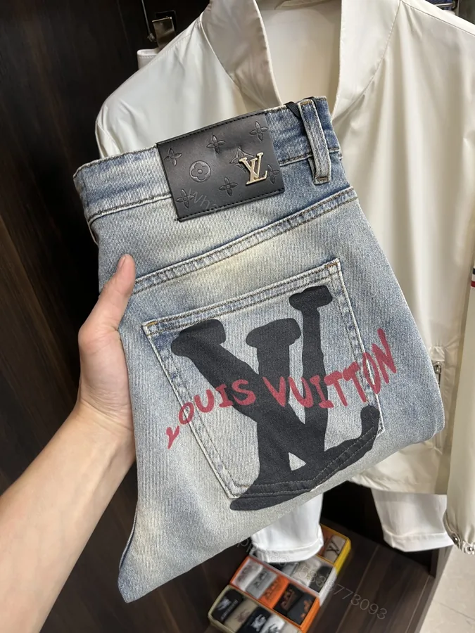View 1 of LV高仿牛仔褲塗鴉Logo後袋設計街頭風水洗質感