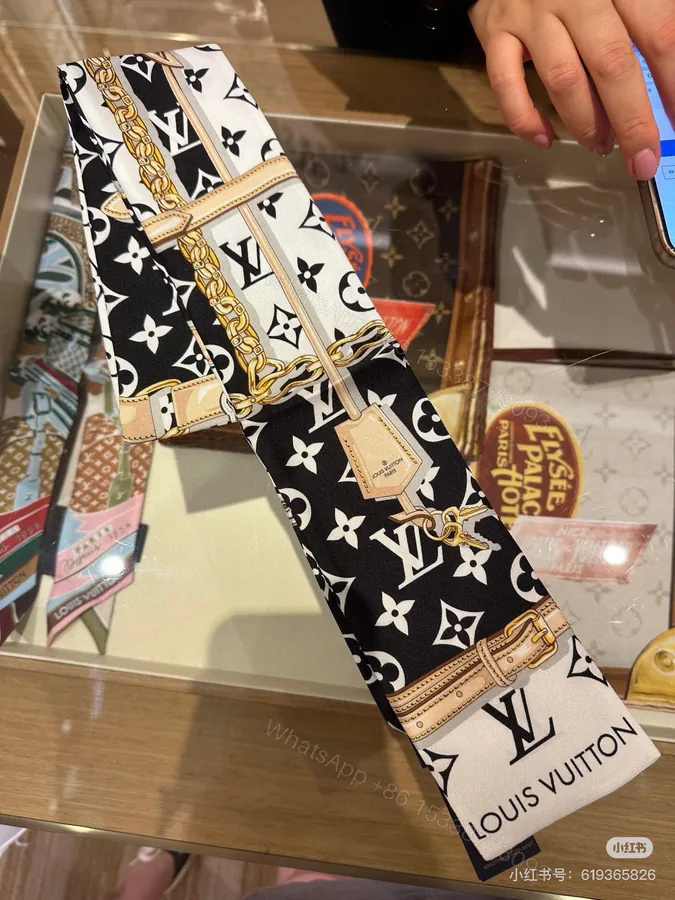 View 1 of LV 高仿Twilly絲巾黑白鎖鏈吊牌設計款