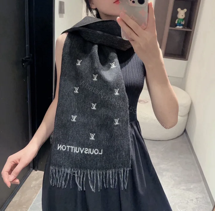 View 1 of LV 一比一黑色刺繡Logo流蘇圍巾 時尚百搭保暖款
