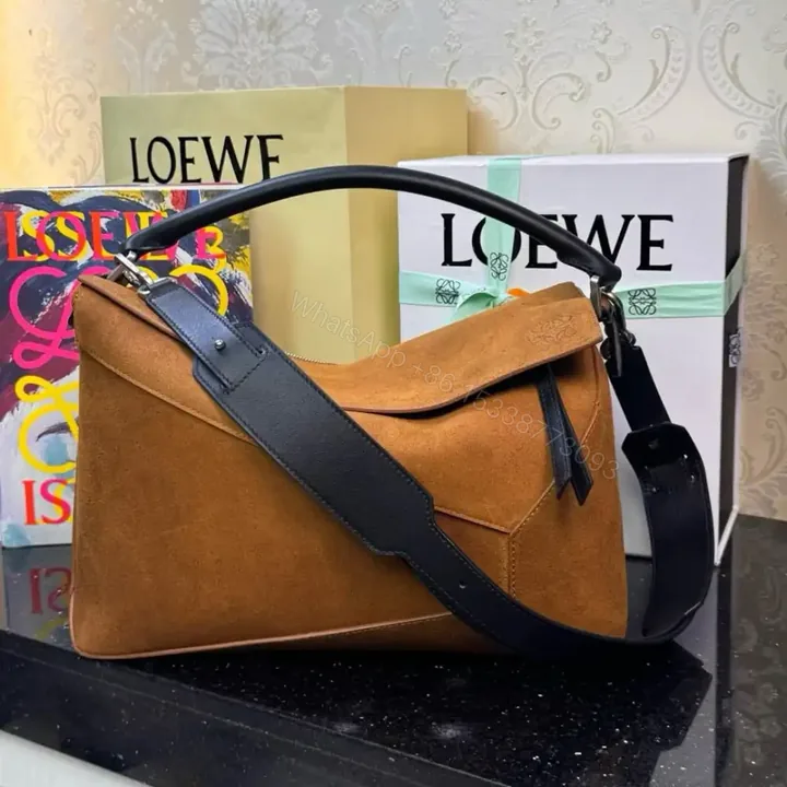 View 1 of 高仿Loewe*Puzzle系列3200麂皮斜挎包干邑色大號免檢版