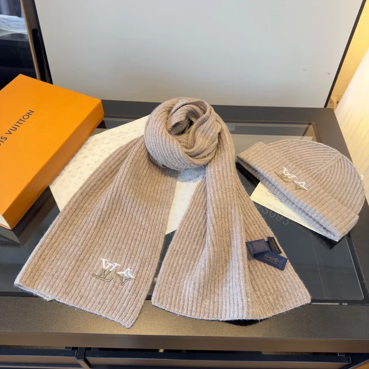 View 1 of LV A貨毛帽圍巾套組駝色雙件組簡約刺繡經典冬季組合