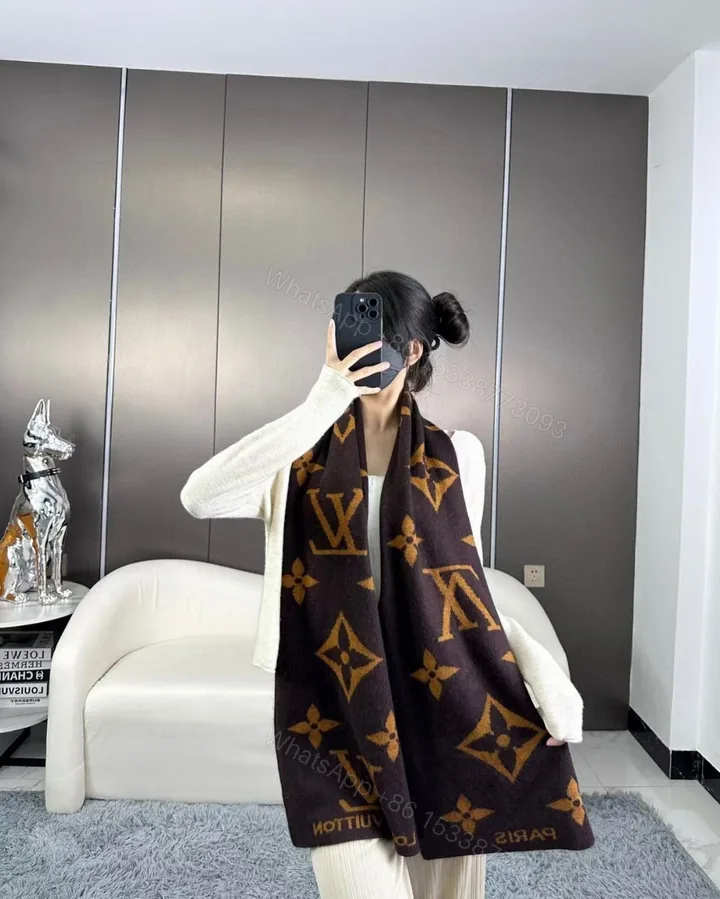 View 1 of LV 原單咖啡色經典Monogram大花圍巾秋冬百搭保暖人氣款