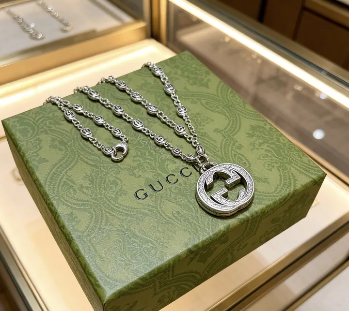 View 1 of Gucci一比一GG經典圓牌吊墜項鍊 復古雕刻設計高端時尚飾品