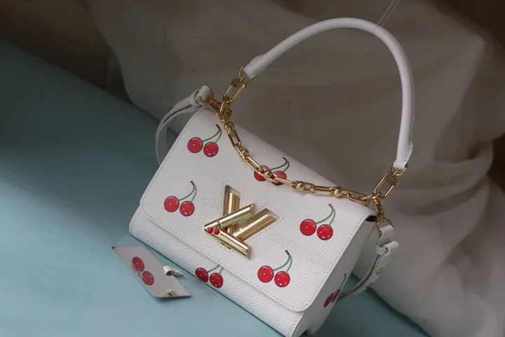 View 1 of LV 精品仿製 櫻桃印花鏈條包 白色俏皮款