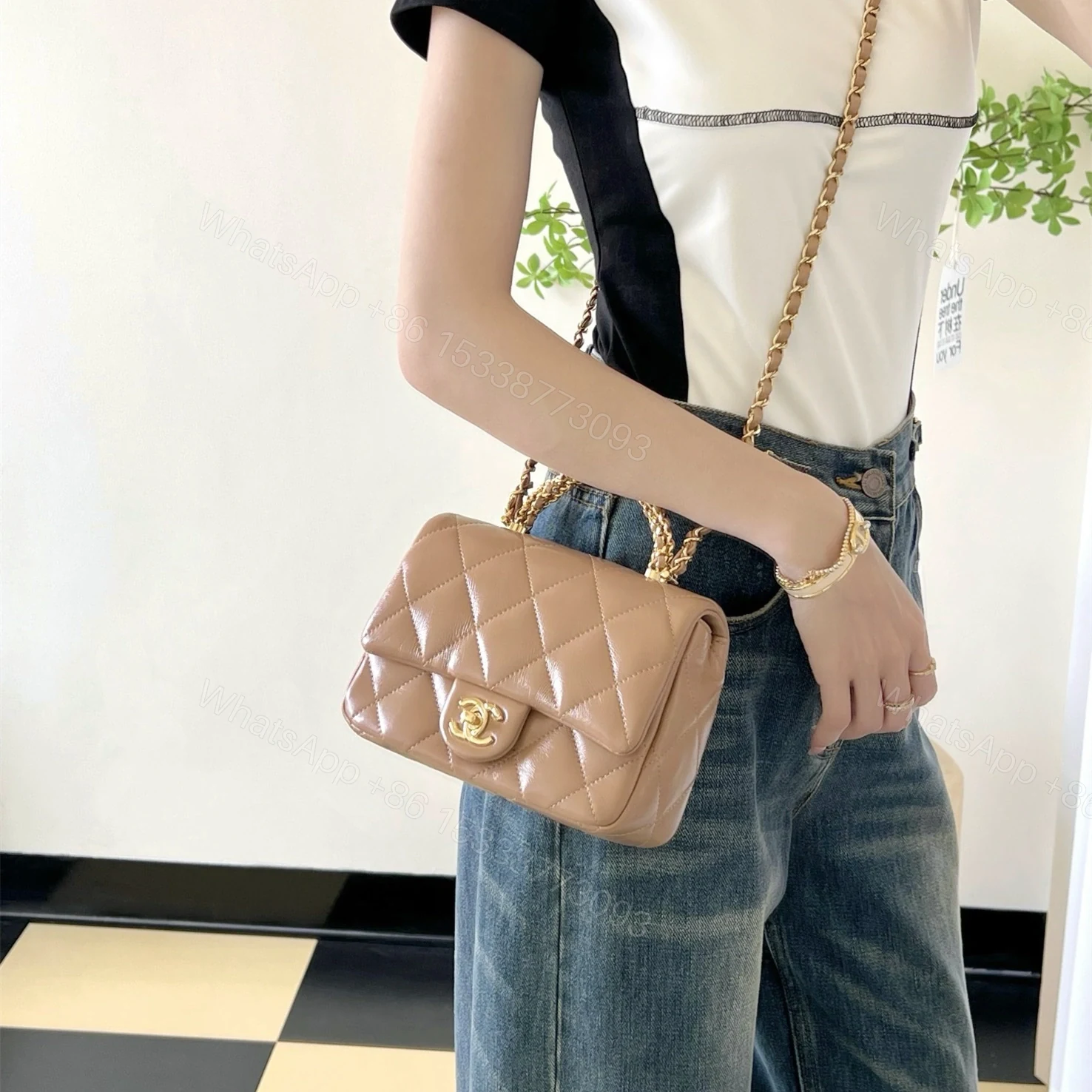 View 18 of 高仿Chanel*24B系列AS3392小羊皮郵差包奶茶色免檢版