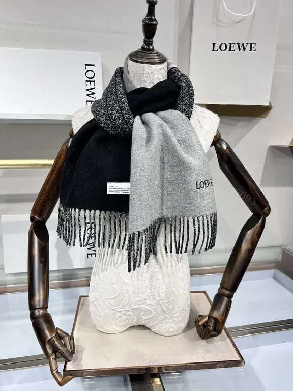 Two-Tone LOEWE-Style Wool Scarf: Luxury Warmth & Fringed Edge — view 1