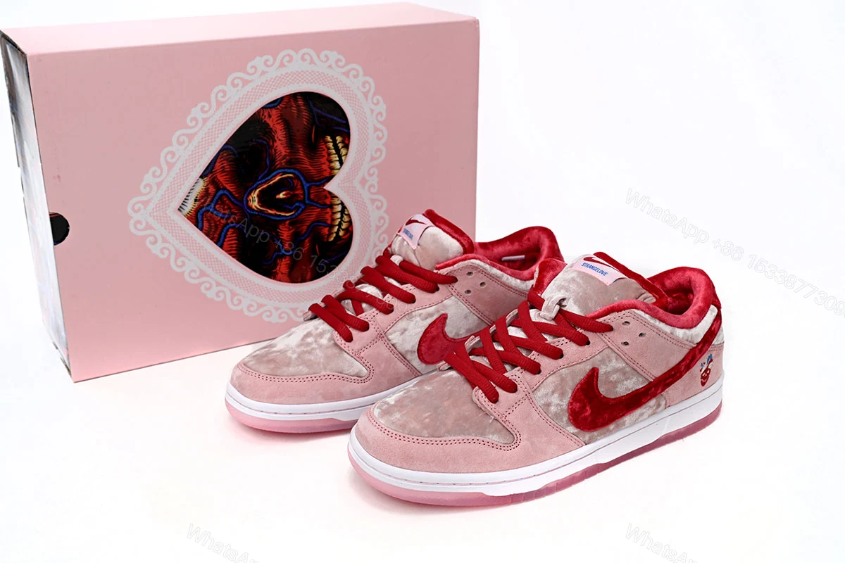 Dunk Low StrangeLove Skateboards (Special Box) CT2552-800 — view 2