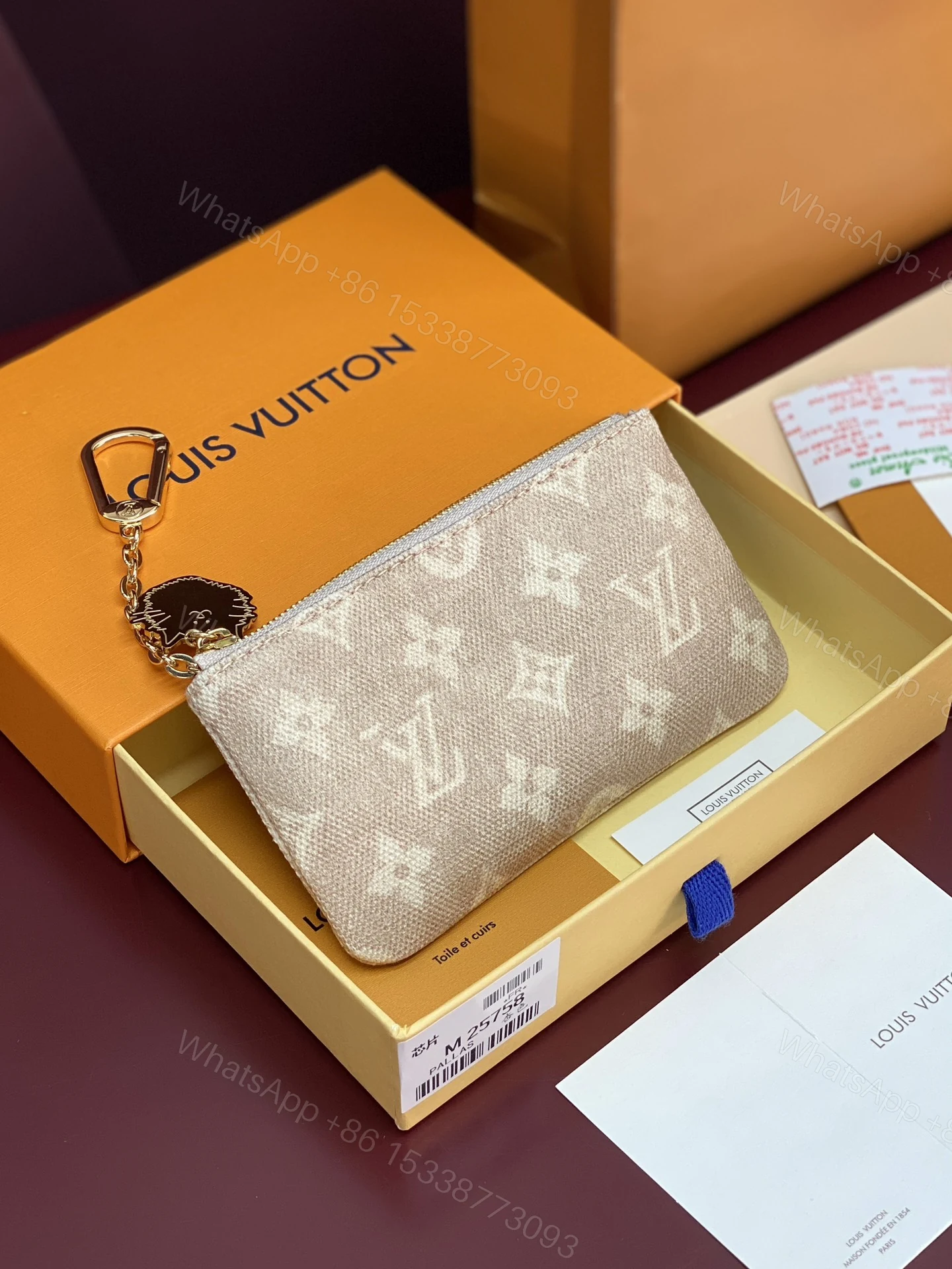 LV A貨 Monogram 帆布零錢包 米白配色掛飾收納小包 — view 1