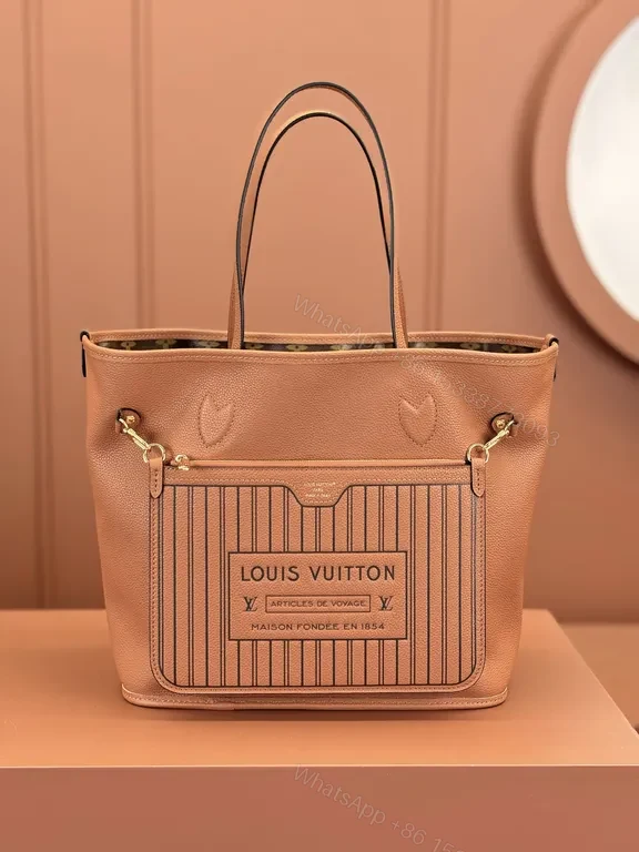 Structured Chic Leather Tote: Signature Detailing — view 1