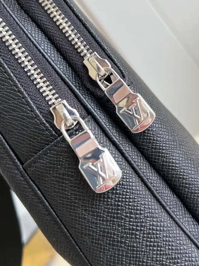View 9 of LOUIS VUITTON AVENUE SLINGBAG – LBV417