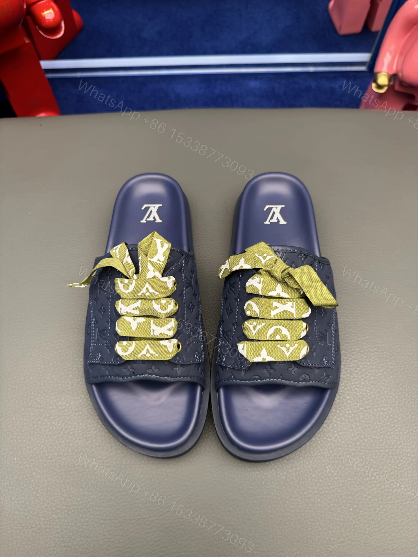 LV 原單藍底綠繫帶拖鞋 浮雕鞋面結合質感配色輕鬆穿搭 — view 1