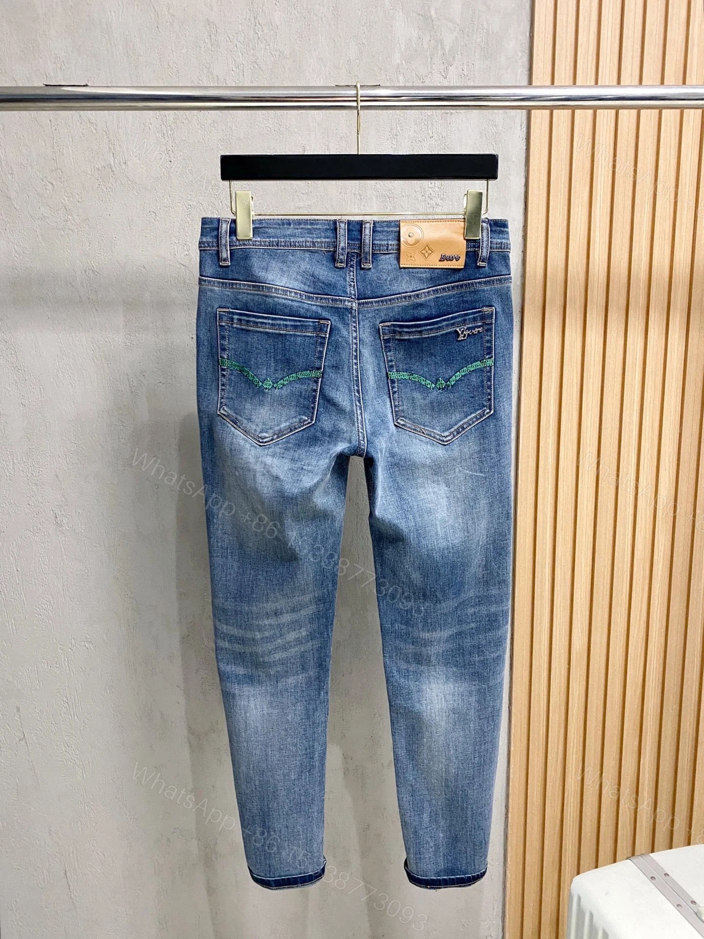 LV原單牛仔長褲水洗藍復古修身剪裁後口袋刺繡款 — view 1