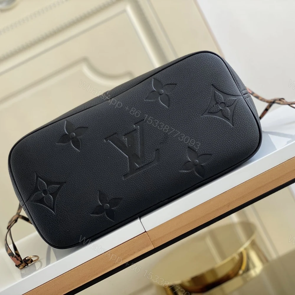 View 4 of Louis Vuitton Bolsa Neverfull MM Black 31Cm M45856