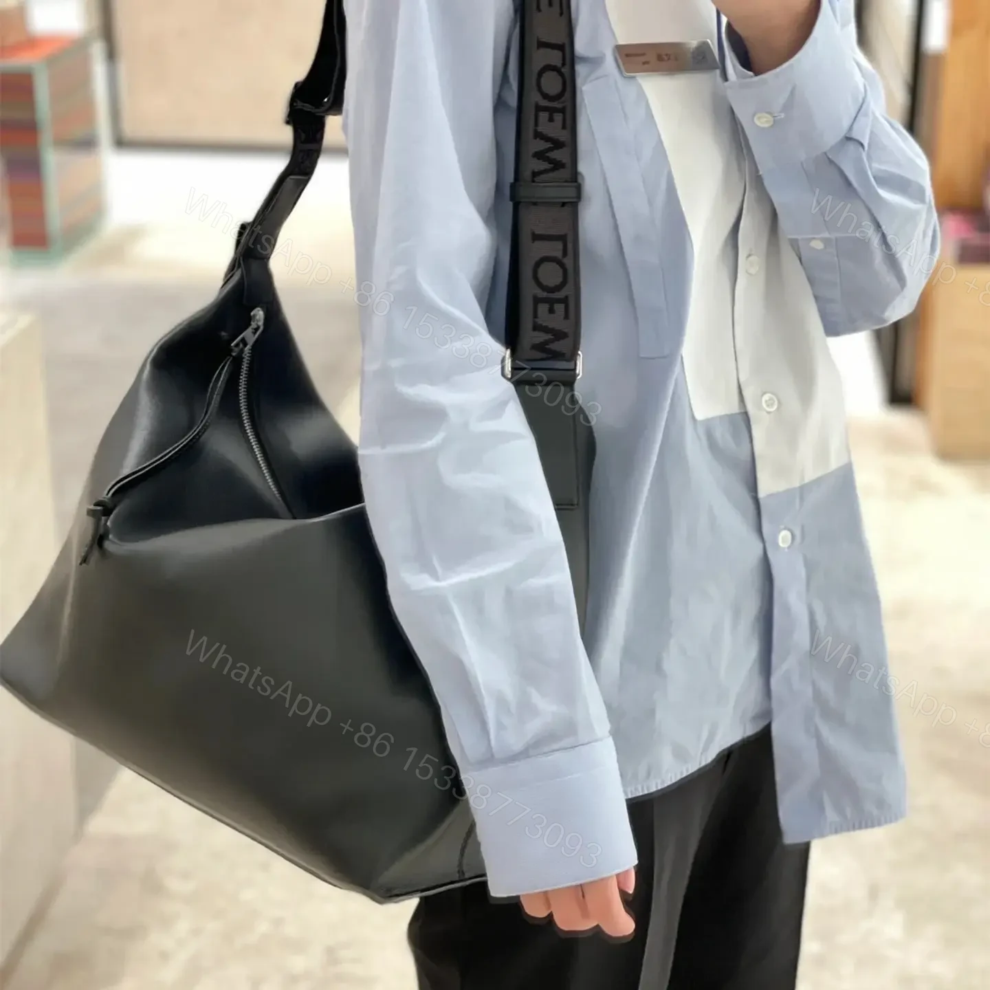 View 19 of 高仿Loewe*Cubi系列1100小牛皮斜挎包黑色大號免檢版