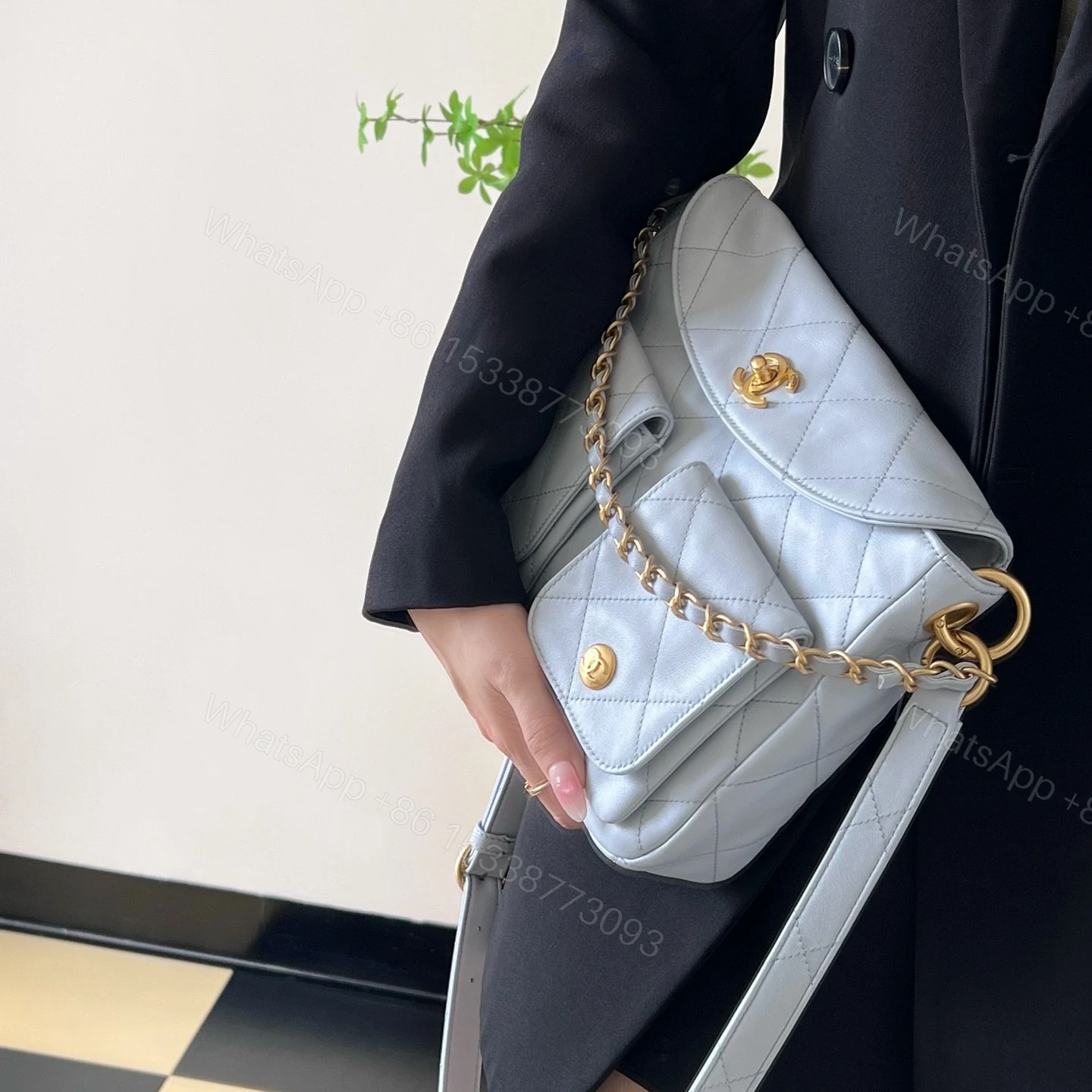 View 26 of 高仿Chanel*24P系列AS4743夾層郵差包灰色小號免檢版